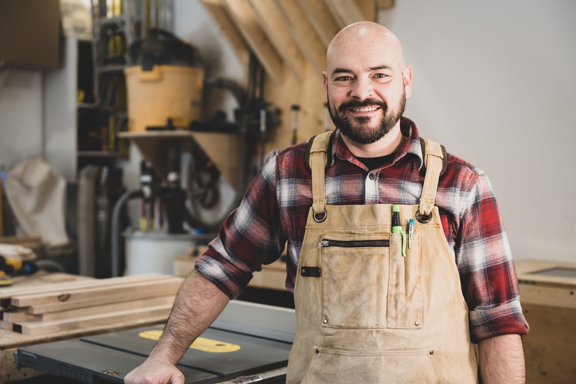 Jay Tout En Bois artisan dans son atelier de fabrication de produits en bois au Québec