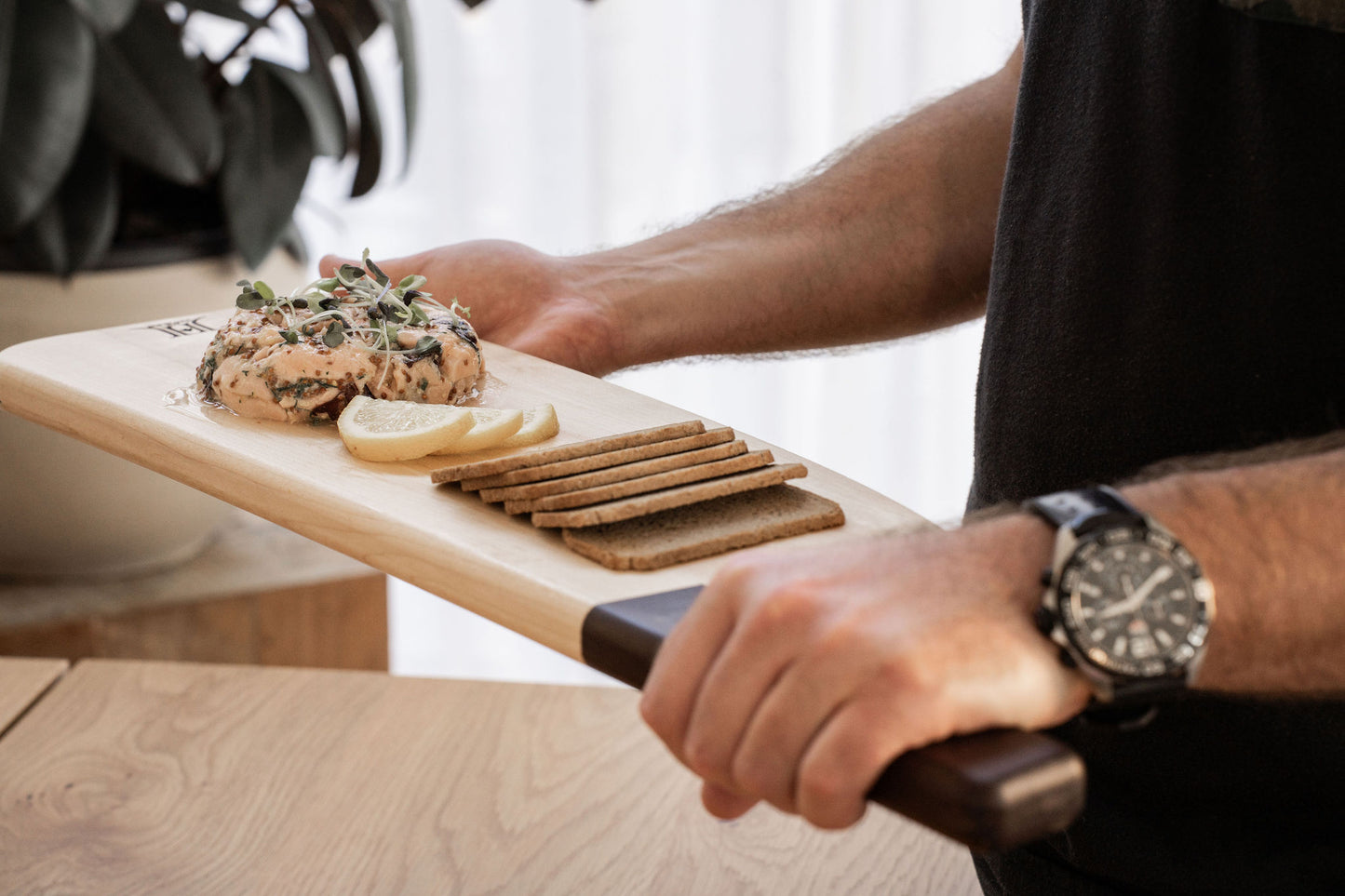 planche charcuterie en bois érable avec viande et présentation