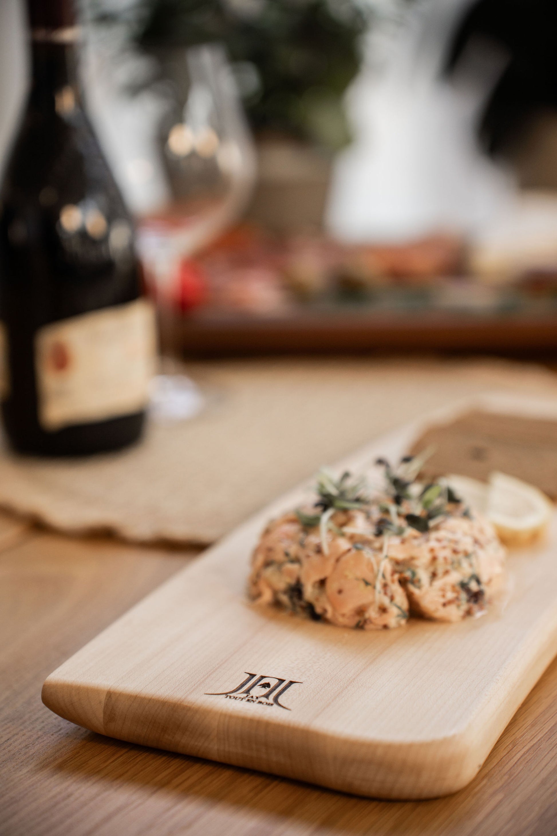 planche charcuterie en bois érable avec viande et présentation