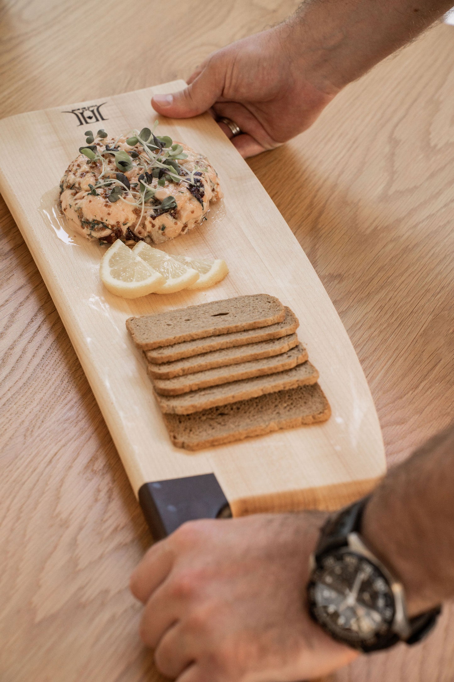 planche charcuterie en bois érable avec viande et présentation