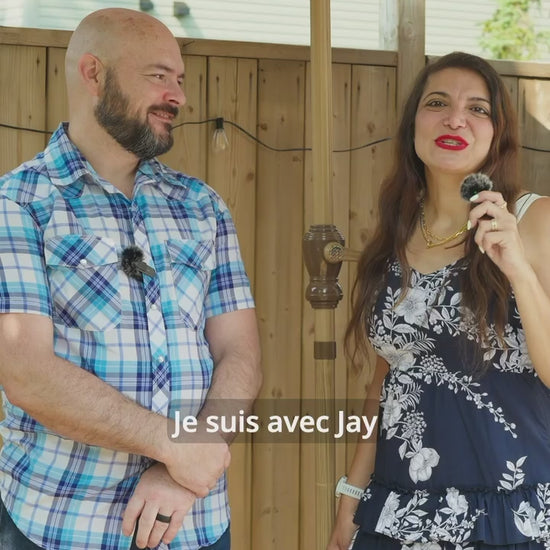 Jay et Jenn de Jay Tout en Bois présentent leurs couvercles d’apéro en bois dans une vidéo tournée sur une terrasse.