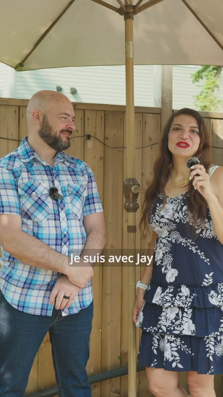 Jay et Jenn de Jay Tout en Bois présentent leurs couvercles d’apéro en bois dans une vidéo tournée sur une terrasse.